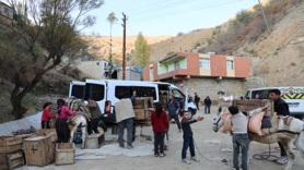 Yükler eşeklerle evlere götürülüyor