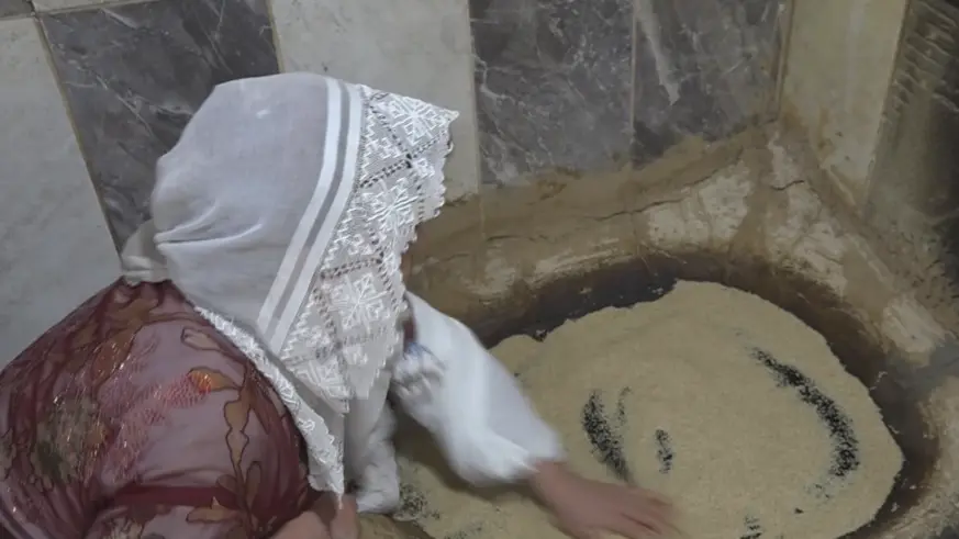 Sofralara ulaşan tahin su değirmeninde işleniyor