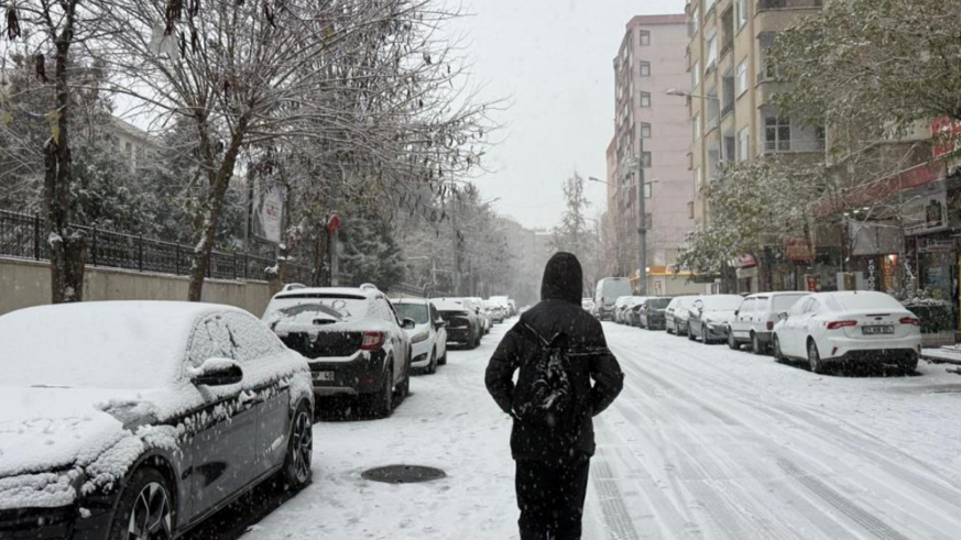 Diyarbakır’da kar tatili öğleden sonra geldi