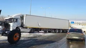 Diyarbakır’da buzlanma nedeniyle tır yoldan çıktı