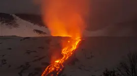 Etna Yanardağı'ndaki lav akışı sürüyor