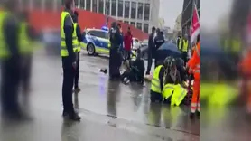 Almanya'da bir araç protestocuların arasına daldı 