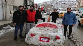 Hakkarili esnaf kardan araba yaptı