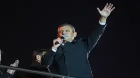 Özel, İBB binası önünde toplananlara hitap etti