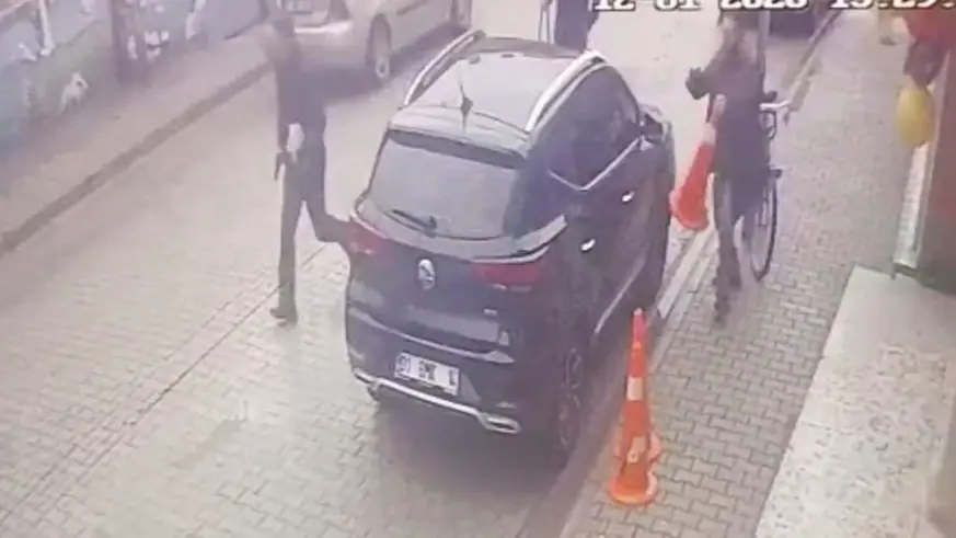 Öğretmene önce yumruk attı, ardından ateş etti