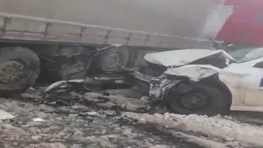 Buz tutan yolda zincirleme kaza