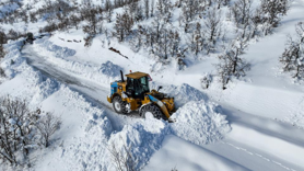 Çüngüş’te bin 500 metre rakımda yollar kardan temizleniyor