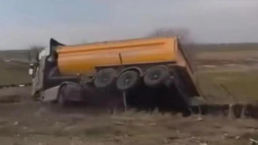 Yol kenarına devrilen kamyonun sürücüsü yaralandı