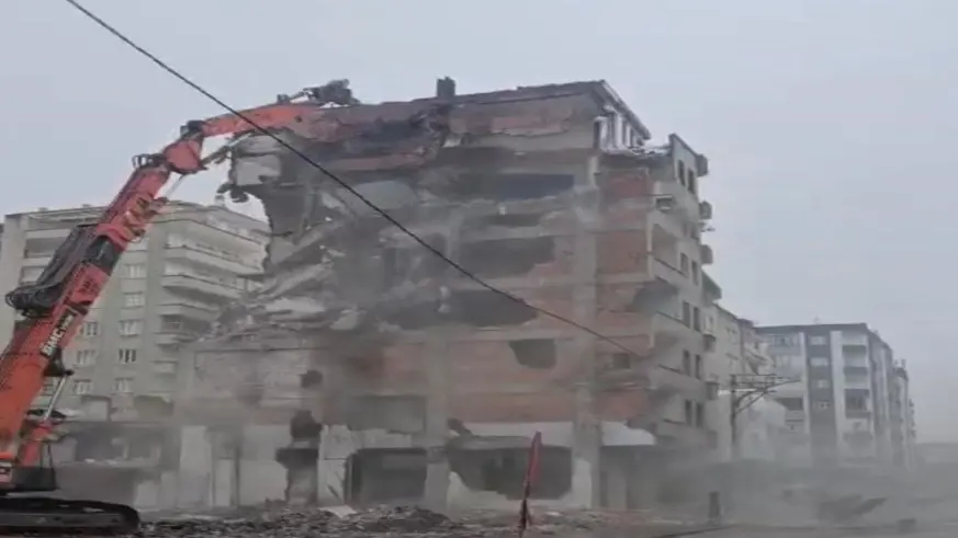 Ağır hasarlı bina tek dokunuşla yerle bir oldu