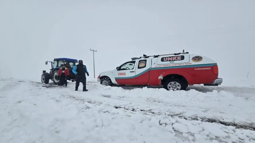 Anne ve bebeği, saatler süren çalışmanın ardından kurtarıldı