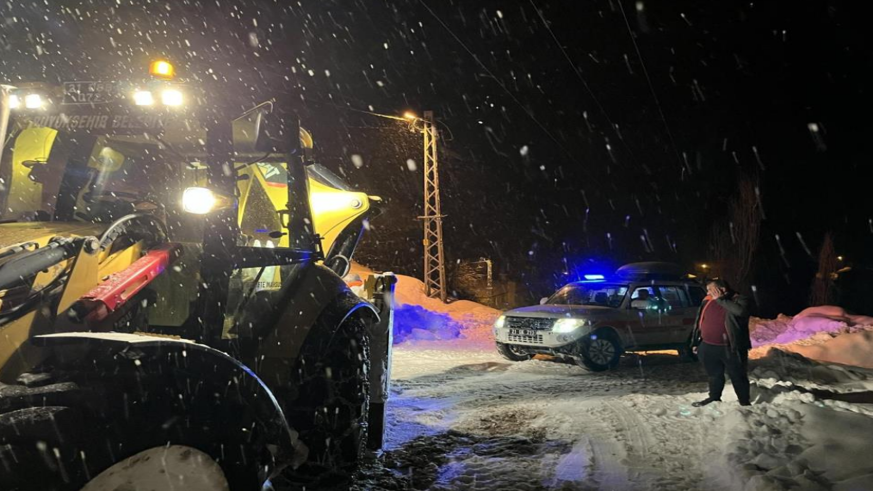 Ambulans, çığ nedeniyle kapanan yolda mahsur kaldı