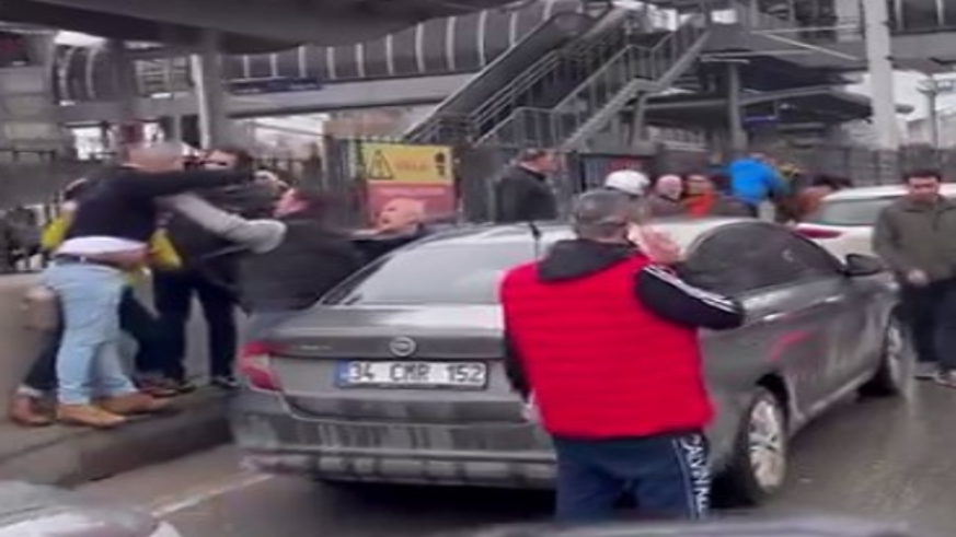 Kaza sonrası sürücüler birbirine girdi