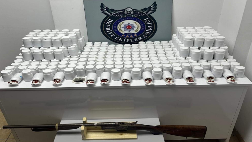 Durdurulan araçtan binlerce uyuşturucu hap çıktı