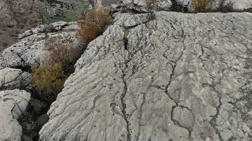 Kimyasal yönden aşınan taşın üzerinde su kolları