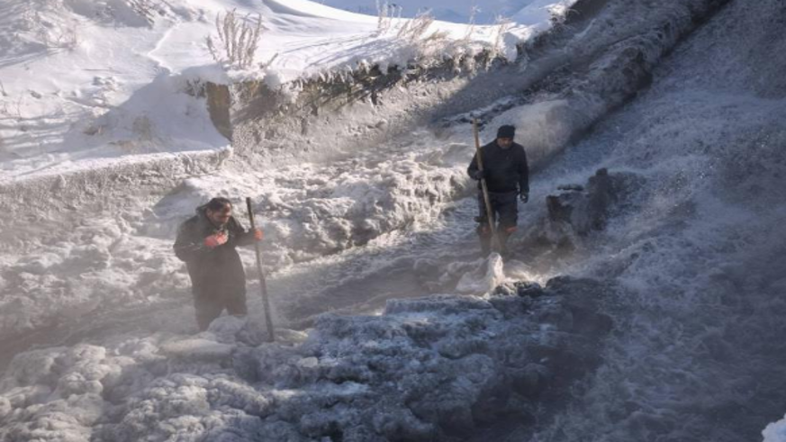 Eksi 30 derece soğukta 'buz kırma' mesaisi