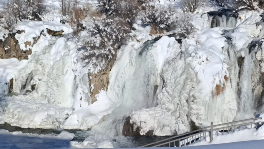 Muradiye Şelalesi buz tuttu