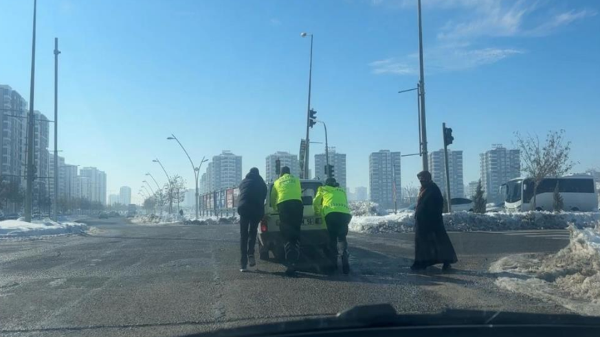 Sürücünün yardımına polis koştu