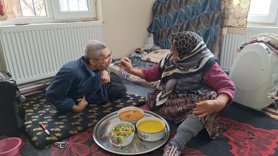 Yaşlı kadın engelli oğluna 61 yıldır ‘bebek' gibi bakıyor