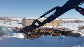 Eğil Belediyesi ekipleri okul için odun ve palet kırdı