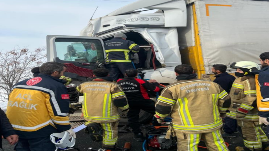 Seyir halindeki tır, park halindeki tıra çarptı