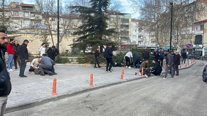 Baba ve 3 oğlu sokak ortasında silahla vuruldu