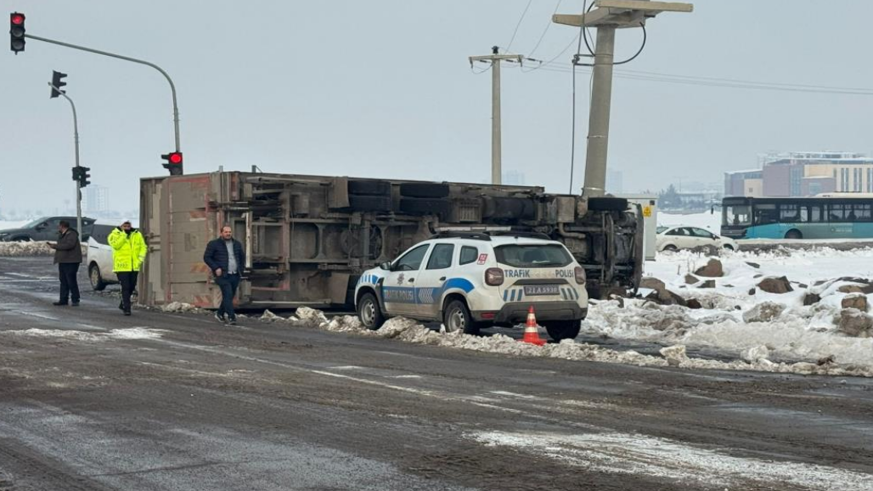 Seyir halindeki tır kayganlaşan yolda devrildi