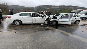 İki otomobil kafa kafaya çarpıştı: 6 ölü, 6 yaralı