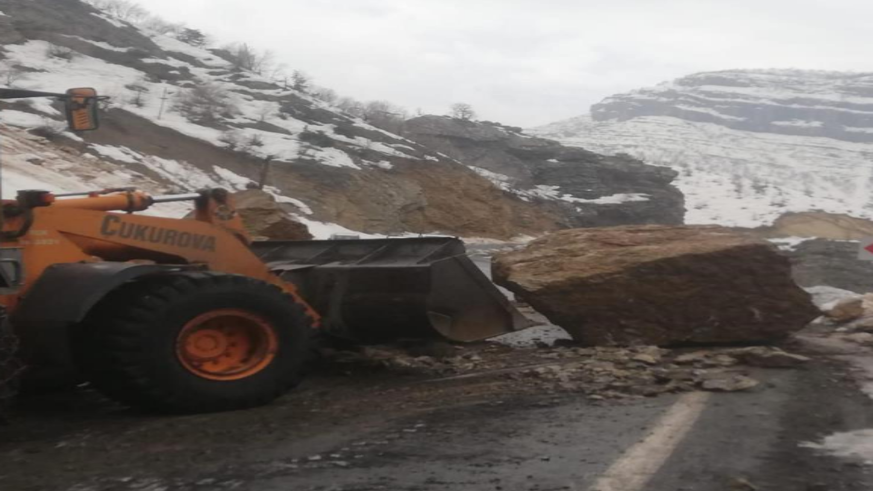 Şırnak’ta dev kaya parçaları yola düştü