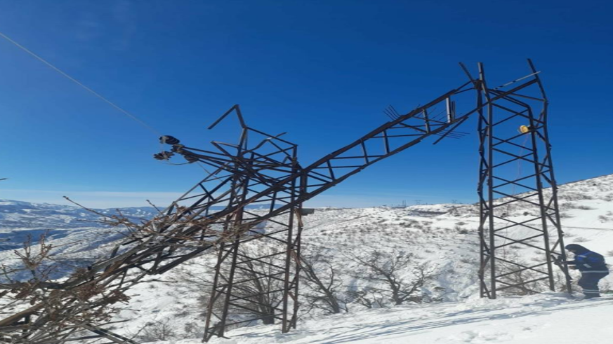 Devrilen 300 elektrik direği yenilendi