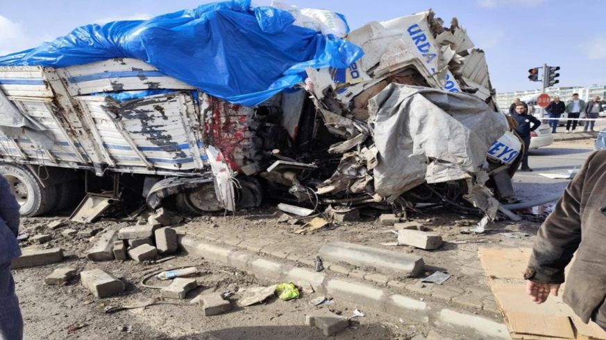 Freni patlayan kamyon araçların arasına daldı