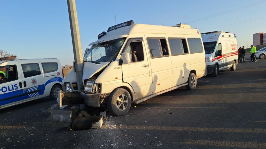 Tarım işçilerini taşıyan minibüs direğe çarptı