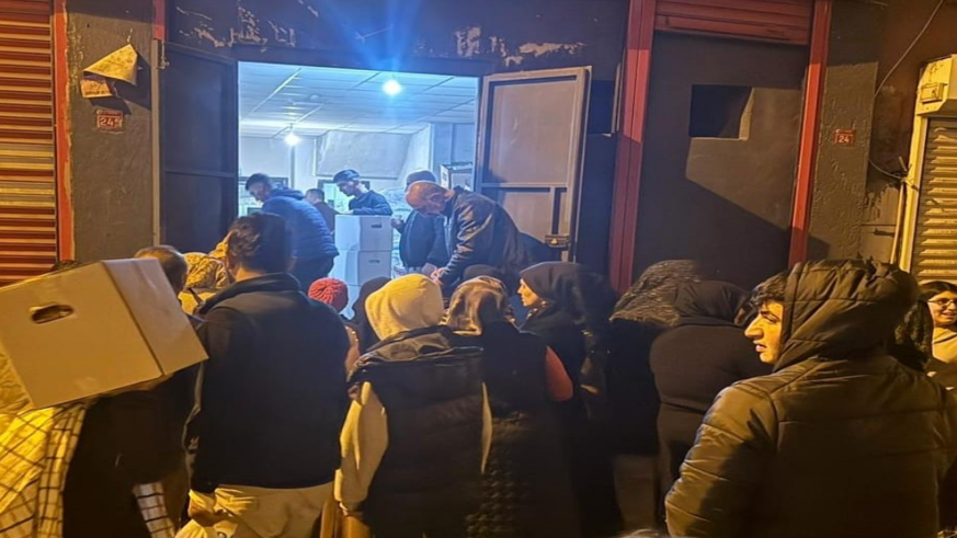 Hayırseverler destek verdi, muhtar dağıttı