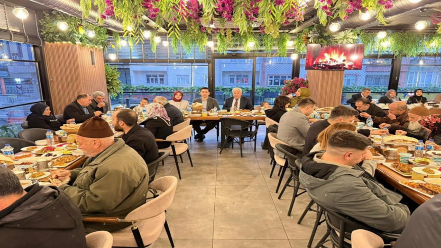 İftar sofrasında şehit aileleri ile buluştu