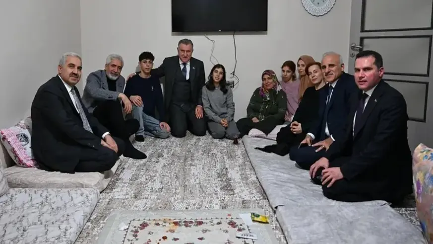 Bakan Bak, depremzede aileyle yer sofrasında iftar açtı