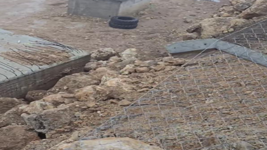 İstinat duvarı taziye evinin üstüne yıkıldı