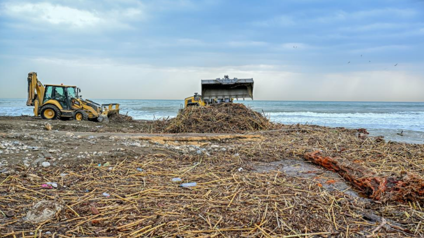Mersin’de selin izleri sahillerden siliniyor